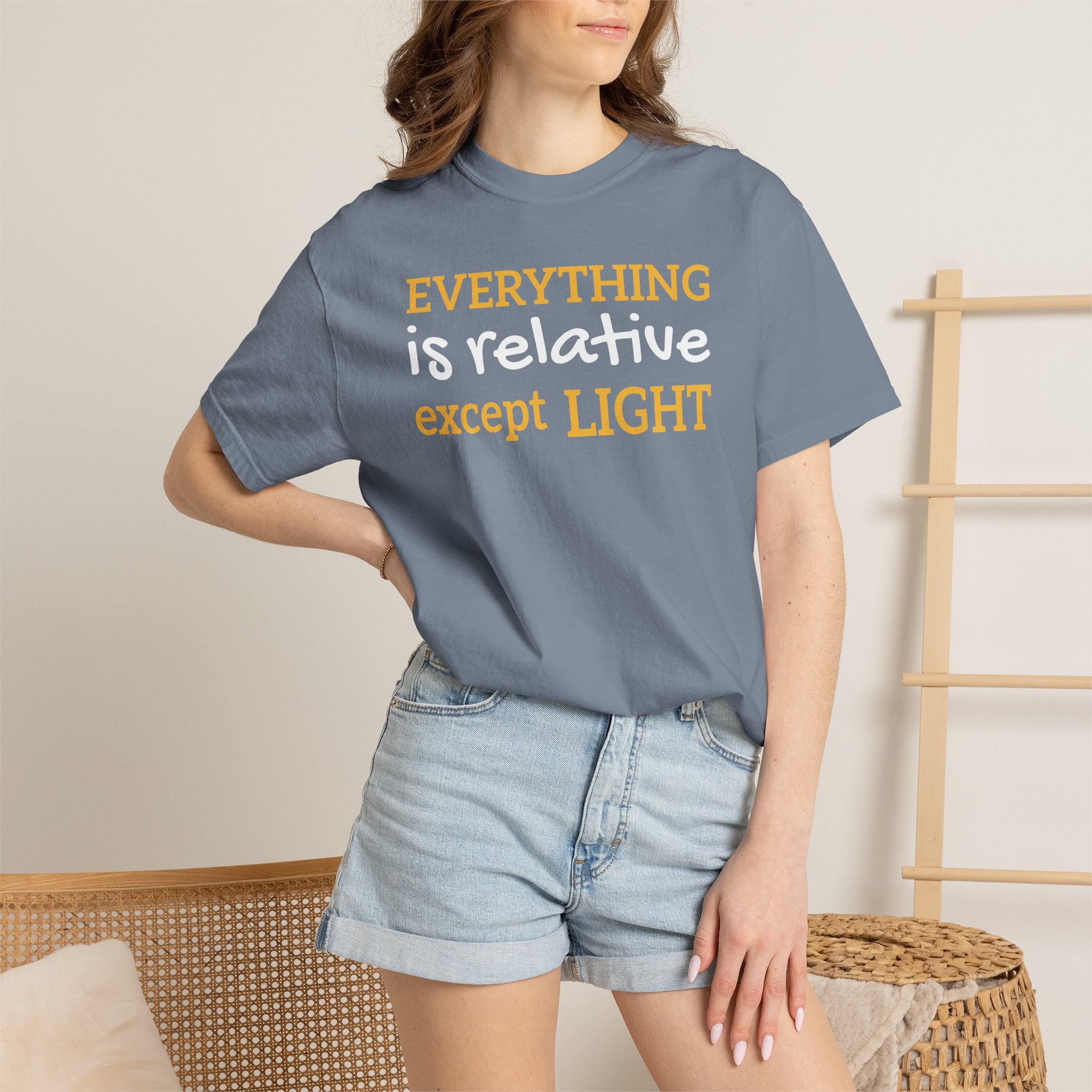 Tričko s grafikou Relative — ležérní tričko s nápisem „Všechno je relativní kromě světla“