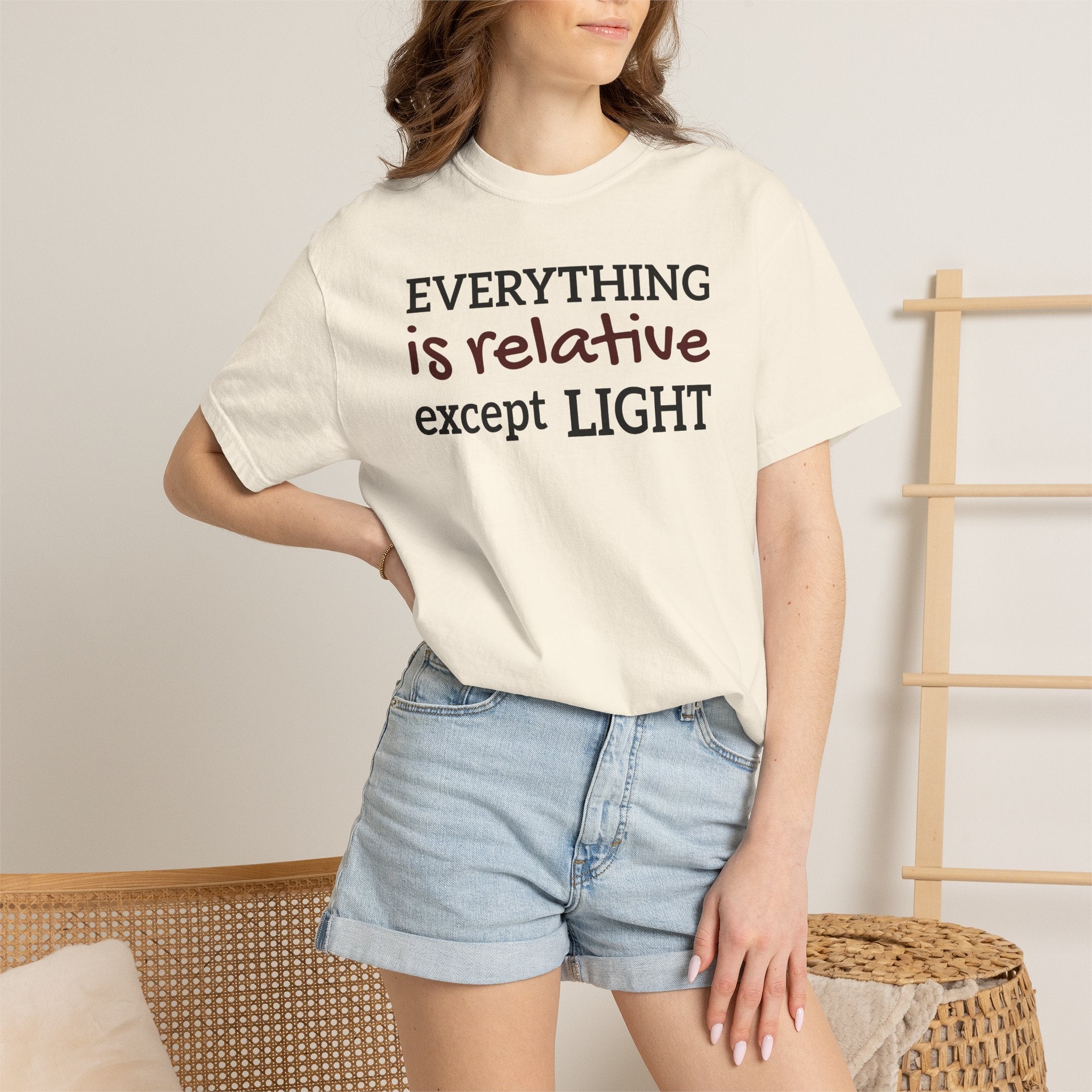 Tričko s grafikou Relative — ležérní tričko s nápisem „Všechno je relativní kromě světla“