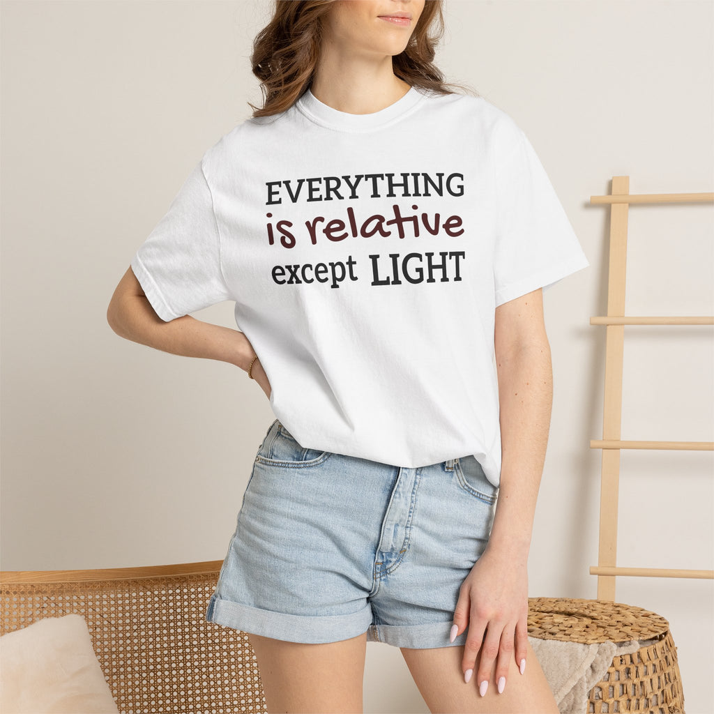 Tričko s grafikou Relative — ležérní tričko s nápisem „Všechno je relativní kromě světla“