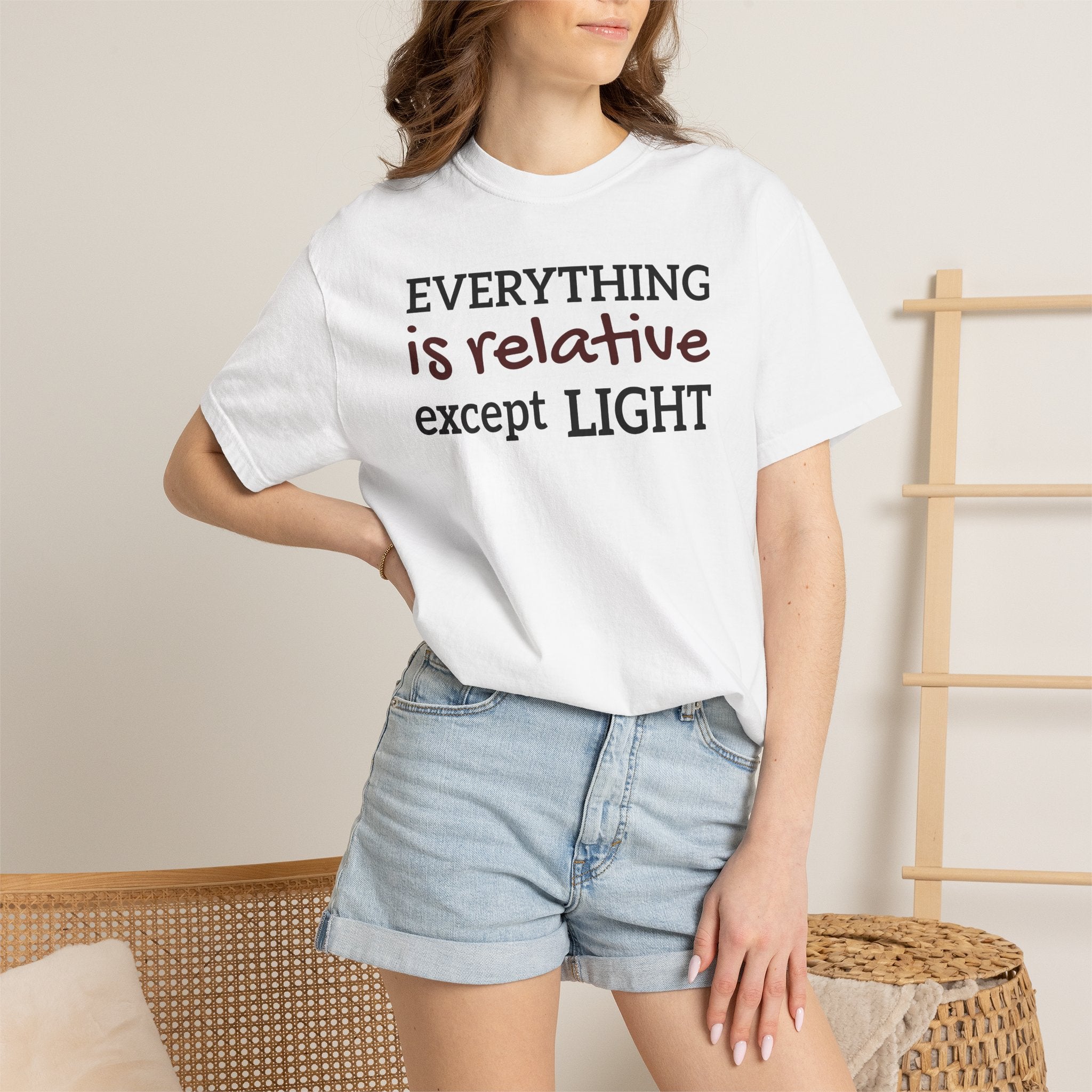 Tričko s grafikou Relative — ležérní tričko s nápisem „Všechno je relativní kromě světla“