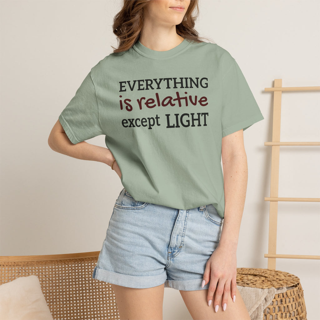 Tričko s grafikou Relative — ležérní tričko s nápisem „Všechno je relativní kromě světla“